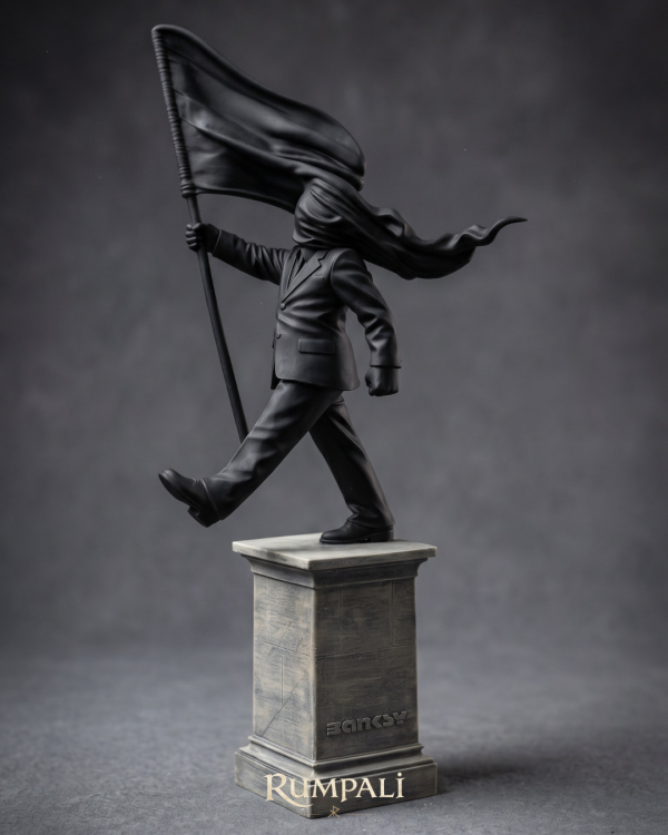 Blind Patriot – Banksy Inspired El Boyaması Koleksiyon Figürü (Ön-Sipariş)
